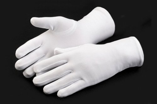 Weiße formelle Handschuhe.
