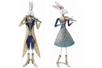 Metallfigur von Frau Hase mit Geige.