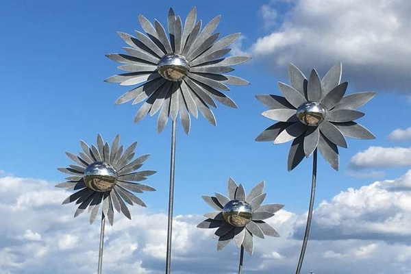 Dekoration für den Garten Blume grau Nr.2 mit schmalen Blütenblättern.