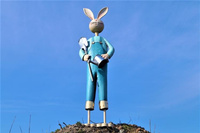 Herr Hase Gärtner 108 cm - Gartendekoration aus Metall