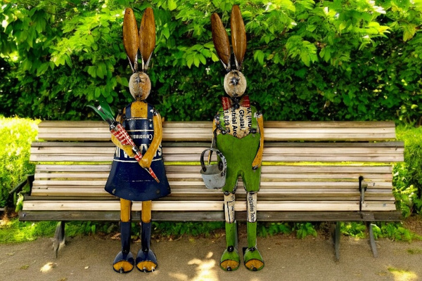 Hase mit Eimer.
