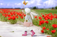 Hase mit Schmetterling.