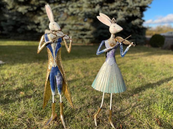 Metallfigur von Frau Hase mit Geige.