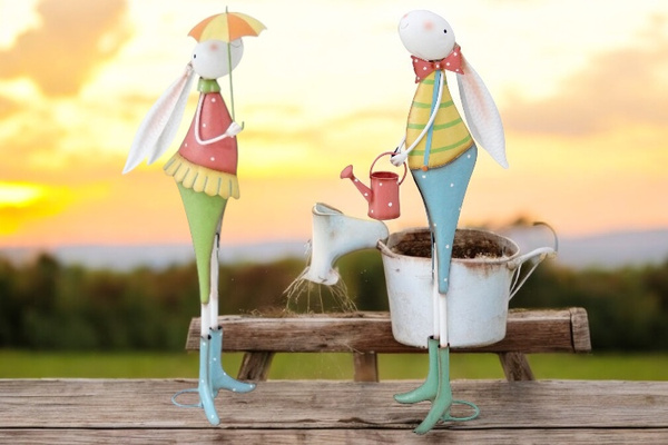 Hase mit Gießkanne.