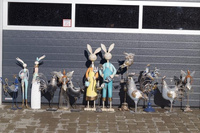 Metallfigur von Frau Hase mit Geige.
