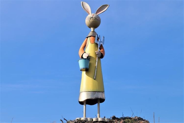 Frau Hase Gärtnerin 106 cm - Metall-Gartendekoration