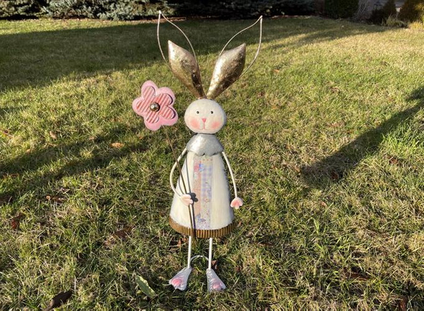 Frau Hase mit Blume 64 cm - Metall Gartendekoration