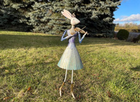 Metallfigur von Frau Hase mit Geige.