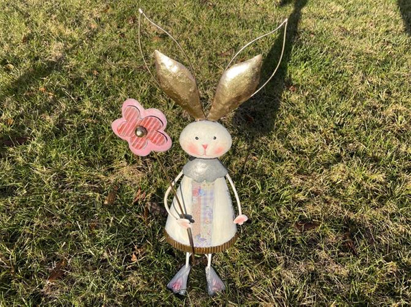 Frau Hase mit Blume 64 cm - Metall Gartendekoration