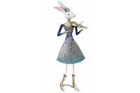 Metallfigur von Frau Hase mit Geige.