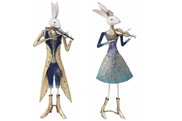 Metallfigur von Frau Hase mit Geige.