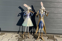 Metallfigur von Frau Hase mit Geige.