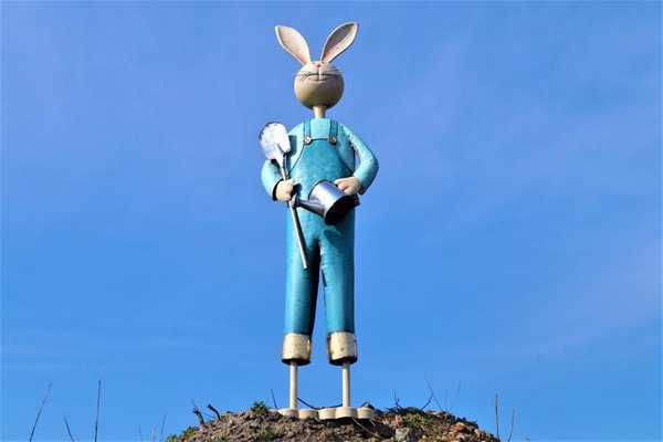 Herr Hase Gärtner 108 cm - Gartendekoration aus Metall