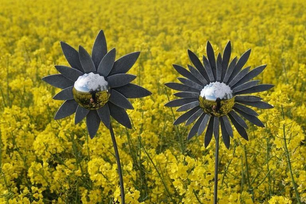 Dekoration für den Garten Blume grau Nr.2 mit schmalen Blütenblättern.